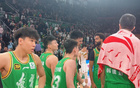 辽宁落幕显温情！球迷呼口号，张镇麟抱队友，杨鸣守望全员
